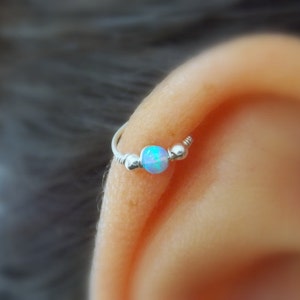 Opaal kraakbeen oorbel, helix oorbel, tragus oorbel, kleine opaal cartilage ring, kleine hoepel neus, extra kleine zilveren opaal neus
