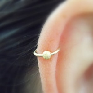 Knorpel Ohrring gold gefüllt Stardust Perle, Helix Piercing, winziger gold Hoop Ring, Nasenring Hoop.