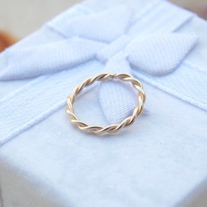 14K Gold Filled Septum, Anneau torsadé de nez, Helix Piercing, 18g 20g 22g Nose Hoop, Gold Twisted Nose Ring, Handcrafted, Gifts, piercing