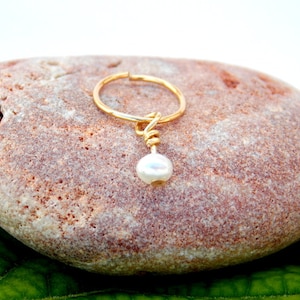 Kleine hoepel 14k goud gevuld met natuurlijke zoetwater parel kraal, kraakbeen, tragus helix piercing, kraakbeen ring, oorbel ~