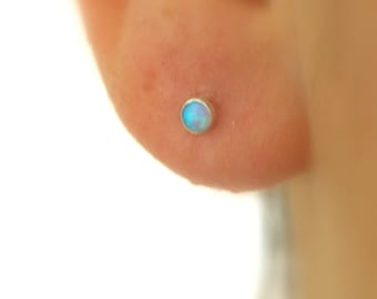 Pendientes de botón de ópalo - pendientes de botón de oro con piedra de ópalo azul - Pendientes de botón - pendientes de ópalo - pequeños pernos prisioneros - pendientes de poste