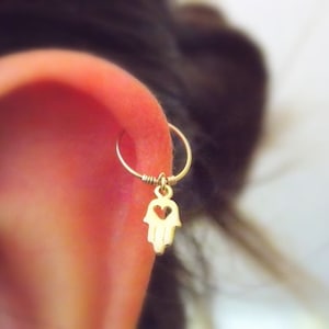 Hand sieraden - kraakbeen piercing - goud gevulde hamsa oorbel - kraakbeen oorbel - Hamsa sieraden - charme piercing