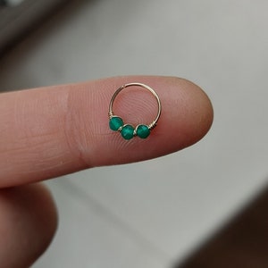 Anello al naso in onice verde naturale - piercing in pietra preziosa - anello al naso con perline - anello al naso riempito d'oro - cerchio del naso - naso minuscolo da 22 g - cerchio del naso calibro 24