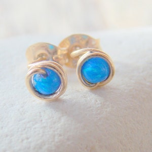 Boucles d'oreilles Opal Stud, boucles d'oreilles en or avec pierre d'opale bleue, boucles d'oreilles en or, boucles d'oreilles opale