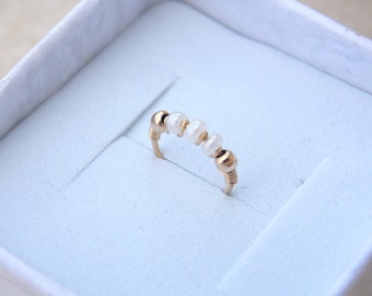 Orecchino a cerchio piccolo riempito d'oro con PERLINE Cartilagine Tragus Helix Anello al naso Piccolo minuscolo Catchless Seamless Little Sleeper.