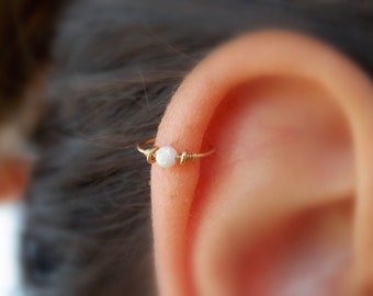 Boucle d'oreille de cartilage d'opale, boucle d'oreille d'hélice, boucle d'oreille de tragus, petit anneau de cartliage d'opale, petit nez de cerceau, anneau extra petit de nez d'opale d'or