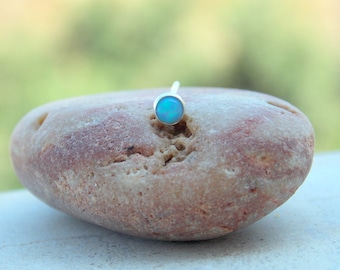 Pendientes de botón de ópalo - pendientes de botón de oro con piedra de ópalo azul - Pendientes de botón - pendientes de ópalo - pequeños pernos prisioneros - pendientes de poste