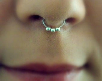 Faux anneau de septum pour nez non percé avec 3 petites perles argentées.