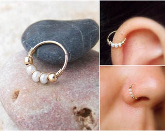 Orecchino a cerchio piccolo riempito d'oro con PERLINE Cartilagine Tragus Helix Anello al naso Piccolo minuscolo Catchless Seamless Little Sleeper.