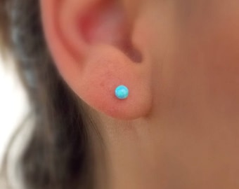 Pendientes de botón de ópalo - pendientes de botón de oro con piedra de ópalo azul - Pendientes de botón - pendientes de ópalo - pequeños pernos prisioneros - pendientes de poste