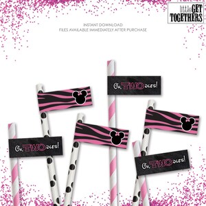 Puede incluir: Banderas de paja imprimibles con estampado de cebra rosa y negro, una silueta negra de la cabeza de Mickey Mouse y el texto "Oh, Twodles!" en blanco y negro. Las banderas están diseñadas para una fiesta de cumpleaños.