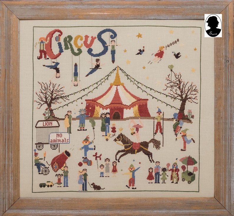 Peut inclure: Une broderie au point de croix colorée représentant une scène de cirque avec un chapiteau, des artistes, des animaux et une pancarte indiquant "Lion Pas d'animaux".