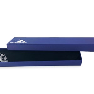 Puede incluir: Una caja rectangular azul con interior negro. La caja tiene un logotipo blanco con una imagen estilizada de un perro. El logotipo dice "Brand Name".