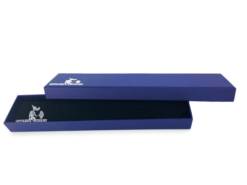 Puede incluir: Una caja rectangular azul con interior negro. La caja tiene un logotipo blanco con una imagen estilizada de un perro. El logotipo dice "Brand Name".