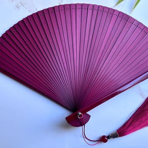 Kastanjebruine bamboe-handventilator met etui