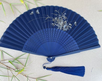 Bloemen en vlinders Bedrukte blauwe stoffen rand Handheld opvouwbare handwaaier met een zakje en een doos Dames Meisjes Duurzame kwaliteit Fan HQ-reeks