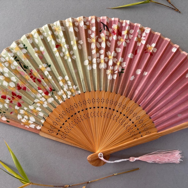 Abanico de seda con diseño de mariposas: estampado floral rosa y verde, varillas de bambú