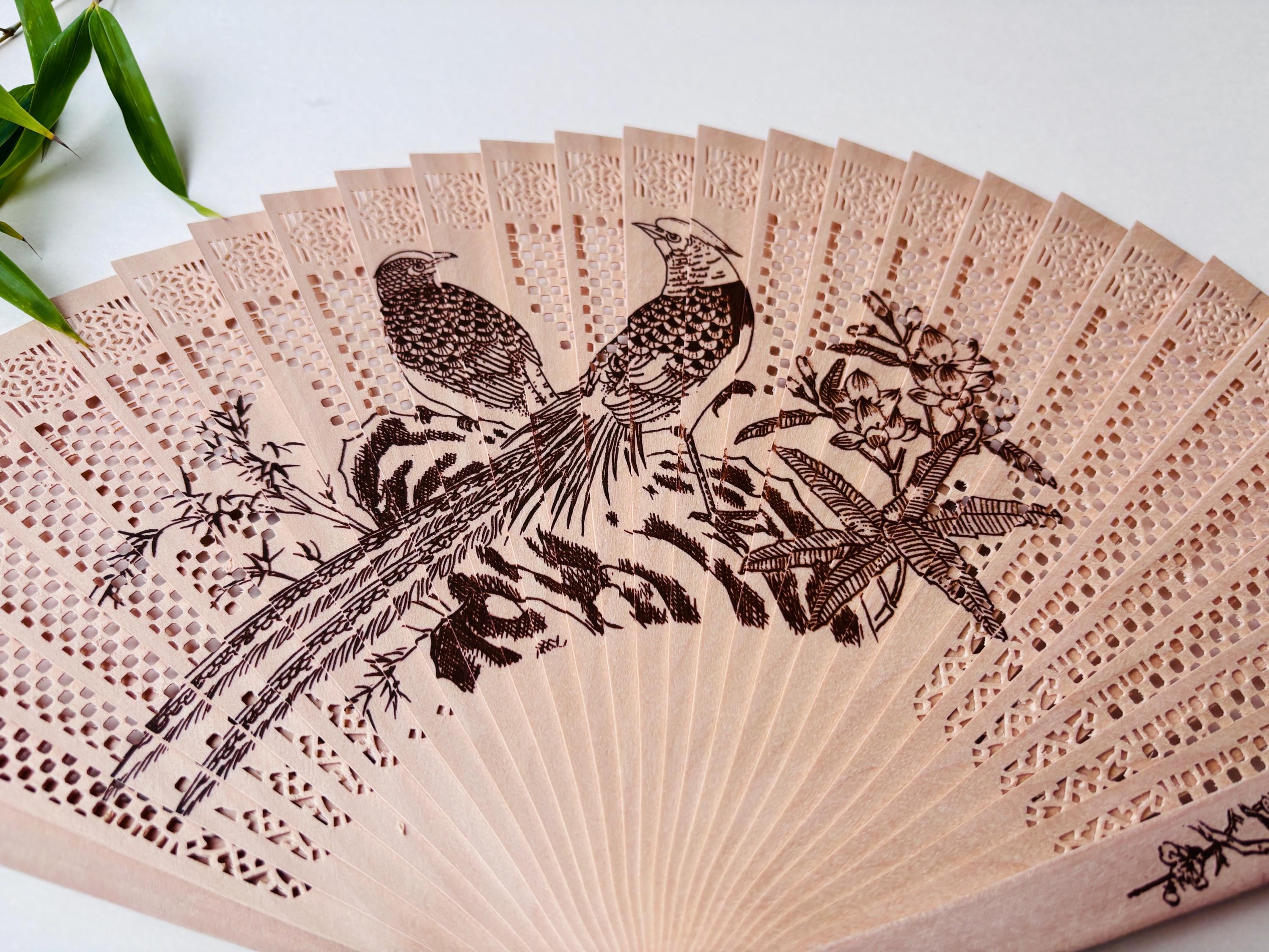 檀香扇】 中国工芸品 透かし彫り 白檀 扇子 香木 窓付きの箱