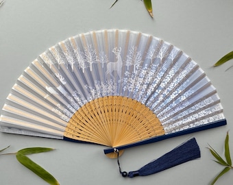 Opvouwbare handwaaier van herten in boszijde: blauwe stof, blauwe kleur hoofdrib, zilveren detail