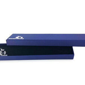 Pu&ograve; includere: Una scatola rettangolare blu con interno nero. La scatola ha un logo bianco con un'immagine stilizzata di un cane. Il logo recita "Brand Name".