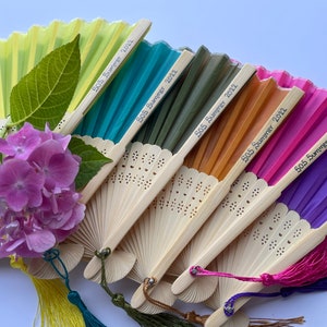 Personalisierter Stofffächer mit einer Quaste Klasse A Bambusrippen Personalisiert von Hand Geschrieben Text Hochzeit Gastgeschenk Taschenfächer