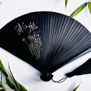 Éventail en bois de bambou de HAUTE QUALITÉ - Couleur or et blanc avec un bel imprimé de fleurs de lotus