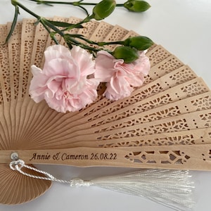 Gegraveerde gepersonaliseerde houten handwaaiers Set van 10 bedankje jubileum bedankje aangepaste tekst gegraveerd op de hoofdrib met lettertypeoptie