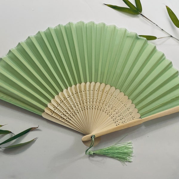 Helle salbeigrüne Farbe Seidenstoff Hand Fan mit einer Quaste Grade A Bambusrippen Hochzeit Party Favor Handfan