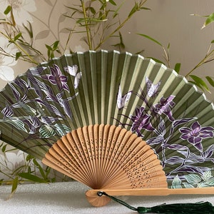 Abanico de mano de seda verde oliva: varillas de bambú, estampado floral de mariposas