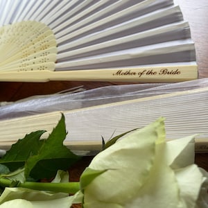 Éventail en tissu blanc avec boîte-cadeau à pampilles Éventail de main nervures de bambou de qualité A pour cadeau de mariage - Gravé - Mère de la mariée