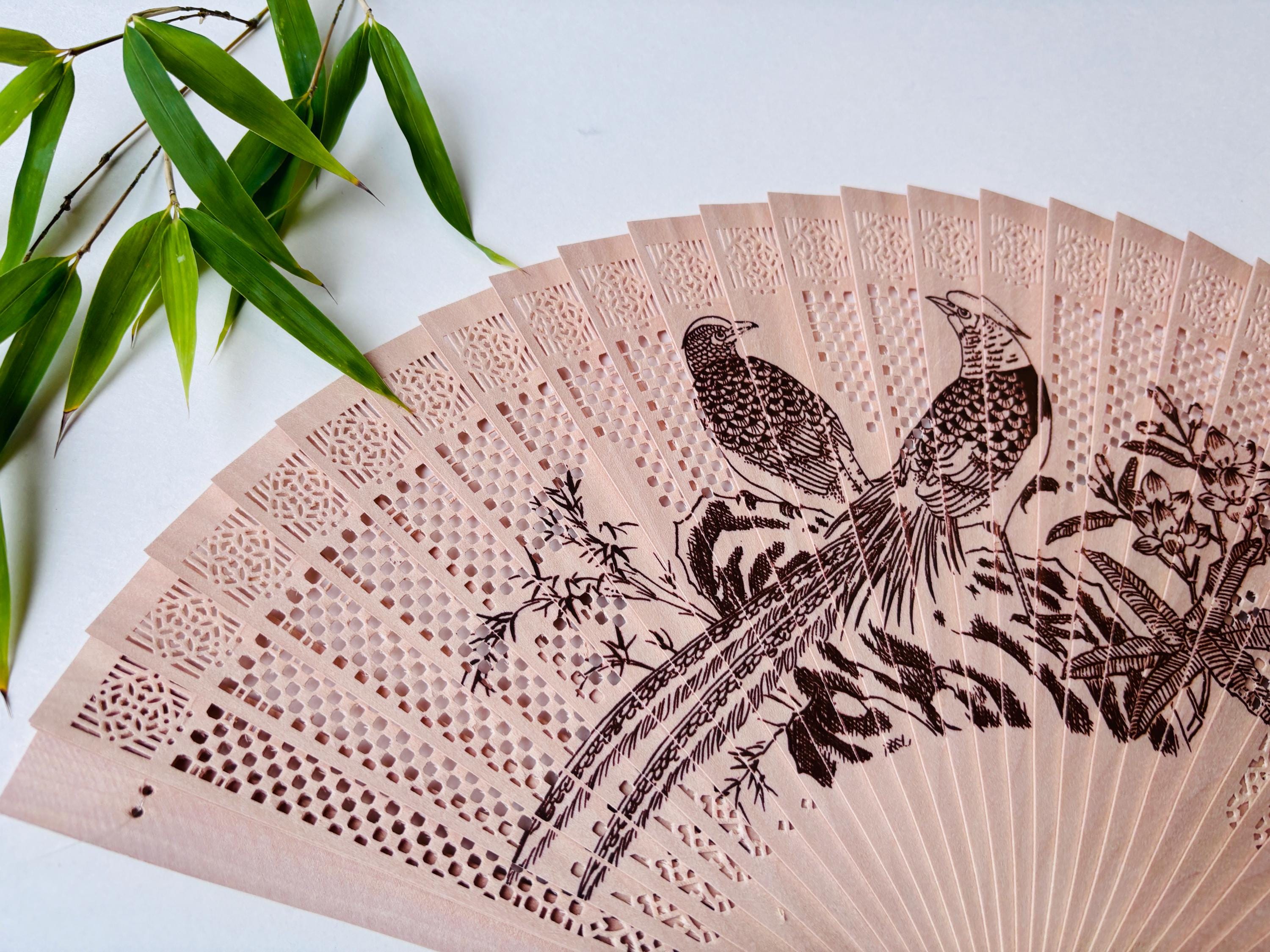 白檀製折りたたみ扇子：二羽の鳥、くり抜きデザイン - Etsy 日本