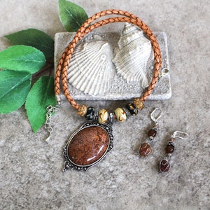 Chrysanthemum Stone Pendant Necklace Set