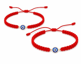 Puede incluir: Dos pulseras de cordón rojo ajustables, cada una con un dije circular central con un diseño de ojo turco en azul, blanco y negro. Las pulseras están construidas con cuerda roja trenzada e incluyen nudos deslizantes para ajustar el tamaño.
