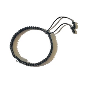 Pulsera de macramé trenzada con mal de ojo turco negro hecha a mano en hilo negro para hombres, mujeres, niños, resistente al agua, longitudes ajustables, tamaños de muñeca hechos a medida, hecha a mano en EE. UU. por Lucky Charms USA