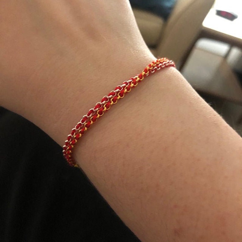 Mujer con pulseras protectoras de kabbalah en hilo rojo en goldfilled y plata para la buena suerte y proteccion de la mal ojo Hecho a Mano por Lucky Charms USA