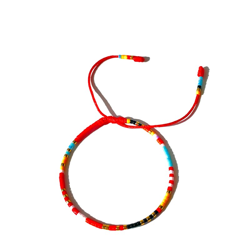 Pulsera Miyuki de cuentas multicolores de colores para mujer, con rocallas de vidrio en colores rojo, negro, naranja, amarillo, blanco, dorado, azul claro, en cordón rojo ajustable, pulsera resistente al agua, hecha a mano por Lucky Charms USA