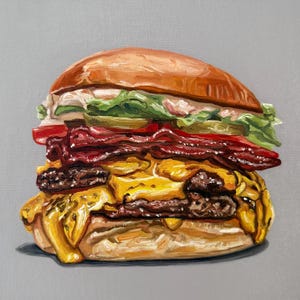 Puede incluir: Pintura detallada de una hamburguesa apilada sobre un fondo gris. La hamburguesa presenta un pan tostado, lechuga, tomate, tocino, queso derretido y una jugosa hamburguesa. La obra de arte captura las texturas y los colores de los ingredientes.