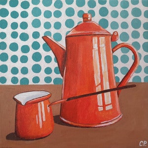 Può includere: Una caffettiera in ceramica rossa con un design a strisce bianche e un creamer rosso abbinato. La caffettiera e il creamer sono su una superficie marrone con uno sfondo a pois verde acqua e bianco.