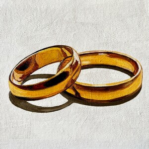 Könnte beinhalten: Zwei goldene Eheringe, einer überlappend, werfen einen Schatten auf eine weiße, strukturierte Oberfläche. Die Ringe sind hochglanzpoliert, reflektieren das Licht und erzeugen einen warmen Glanz. Das Bild ist eine Nahaufnahme, die die Details hervorhebt.