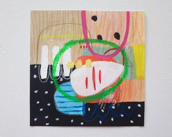 Peut inclure: Peinture abstraite avec une forme ovale blanche au centre entourée de formes vertes, bleues, roses et jaunes sur un fond noir avec des points blancs.