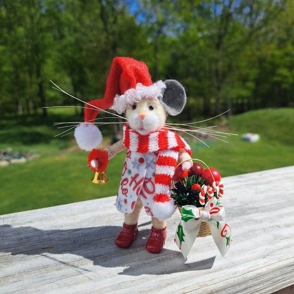 Needle felted mouse, Felted animal, Handmade OOAK with merino wool, Holiday dressed design for Christmas, Dollhouse or decoration