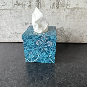 Funda para caja de pañuelos con estampado azul y flores rosas, cuadrada.