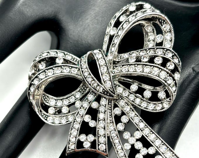 Joan Rivers signed elegant BoW~RiBBON crystal encrusted Pin ~2-1/4" x 1-15/16”  perfect vintage lapel pin