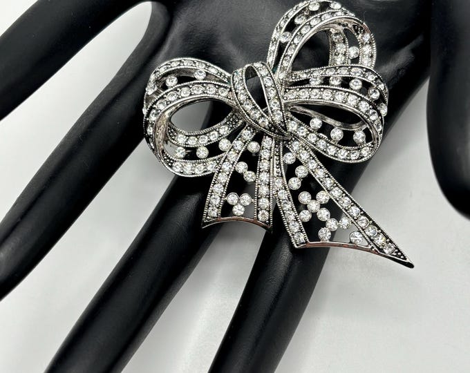 Joan Rivers signed elegant BoW~RiBBON crystal encrusted Pin ~2-1/4" x 1-15/16”  perfect vintage lapel pin