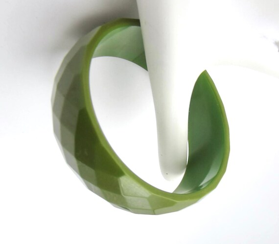 Beautiful Bakelite tested olive-green, facet-carv… - image 6
