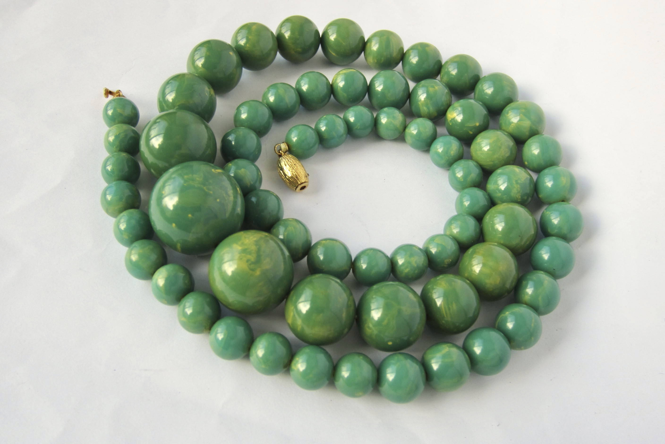 Big Bakelite tested turquoise GREEN marbled Bead NECKLACE awesome