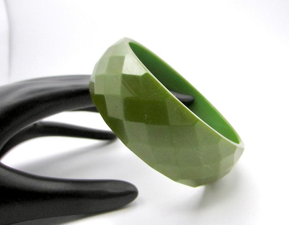 Beautiful Bakelite tested olive-green, facet-carv… - image 5