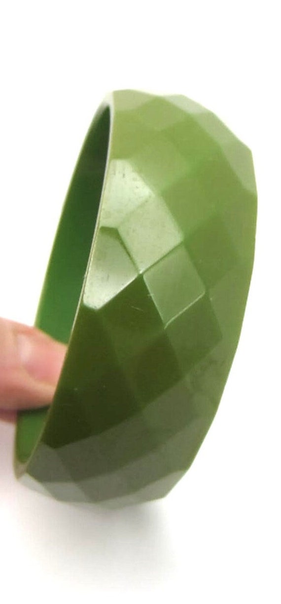 Beautiful Bakelite tested olive-green, facet-carv… - image 1