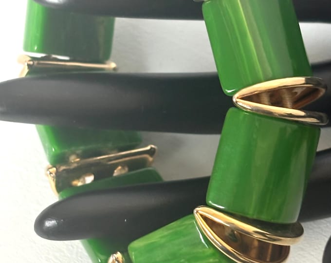 Kelly Green Bakelite (tested) stretch Bracelet ~66 gms of vintage costume jewelry