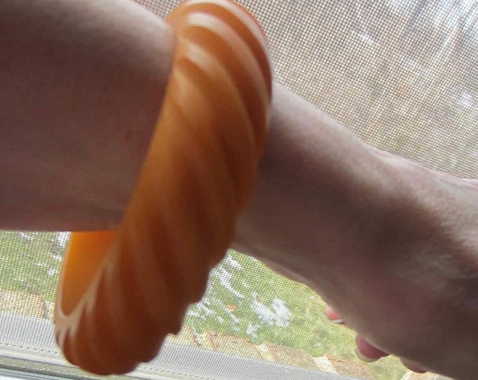 Bakelite tested rich orange/butterscotch, carved, "Twisted Rope" Bangle Bracelet ~43 gms of chunky vintage costume jewelry